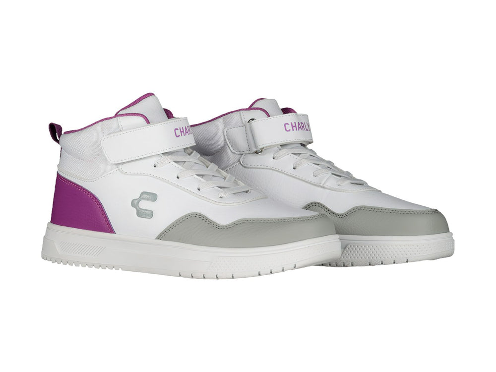 Tenis deportivos Charly de cuello medio en color blanco con detalles en morado y gris, cierre de agujetas y correa superior.