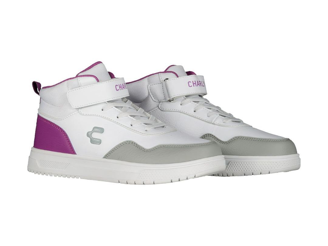 Tenis deportivos Charly de cuello medio en color blanco con detalles en morado y gris, cierre de agujetas y correa superior.