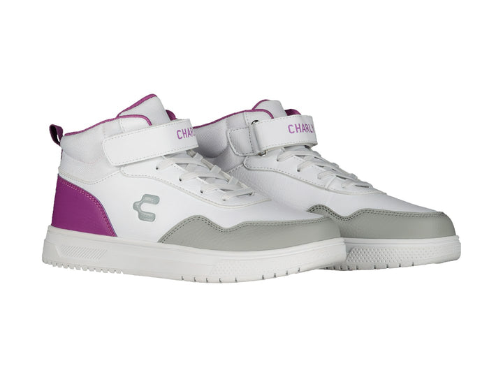 Tenis deportivos Charly de cuello medio en color blanco con detalles en morado y gris, cierre de agujetas y correa superior.
