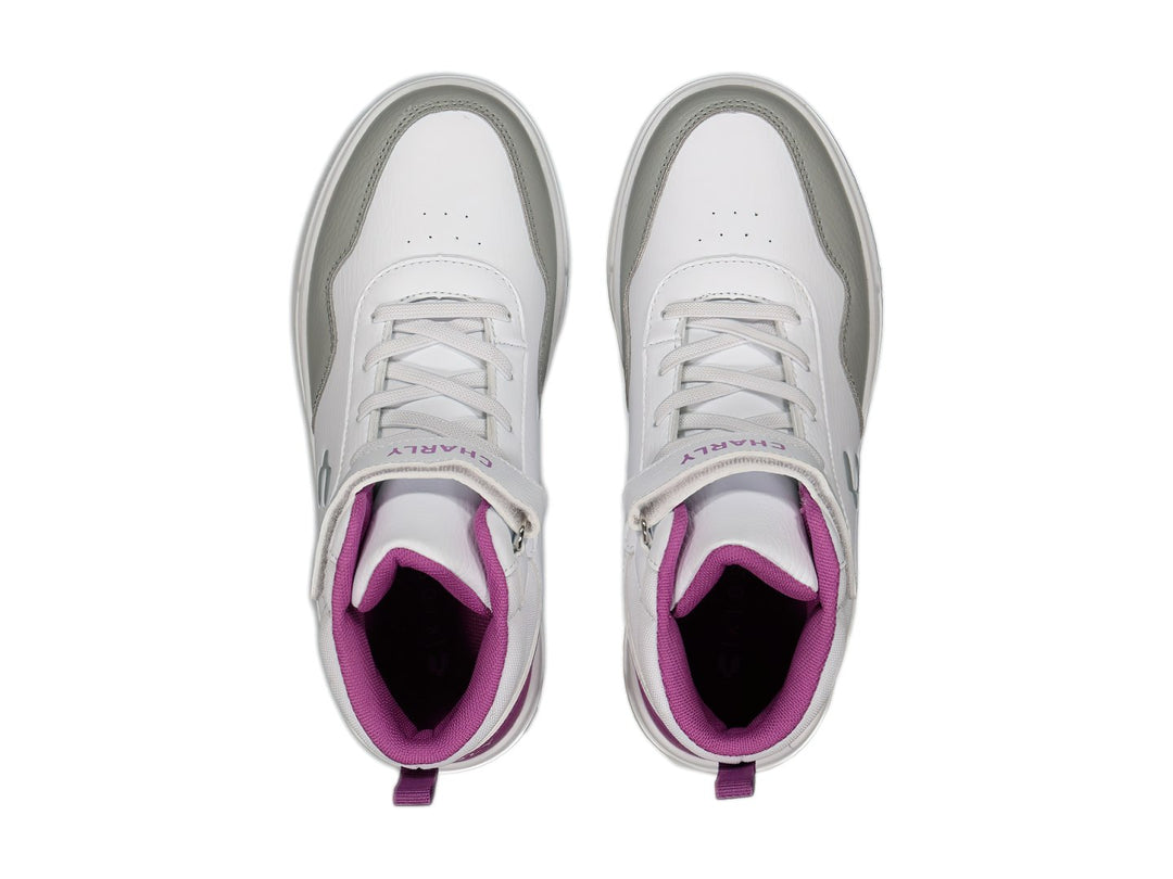 Tenis deportivos Charly de cuello medio en color blanco con detalles en morado y gris, cierre de agujetas y correa superior.