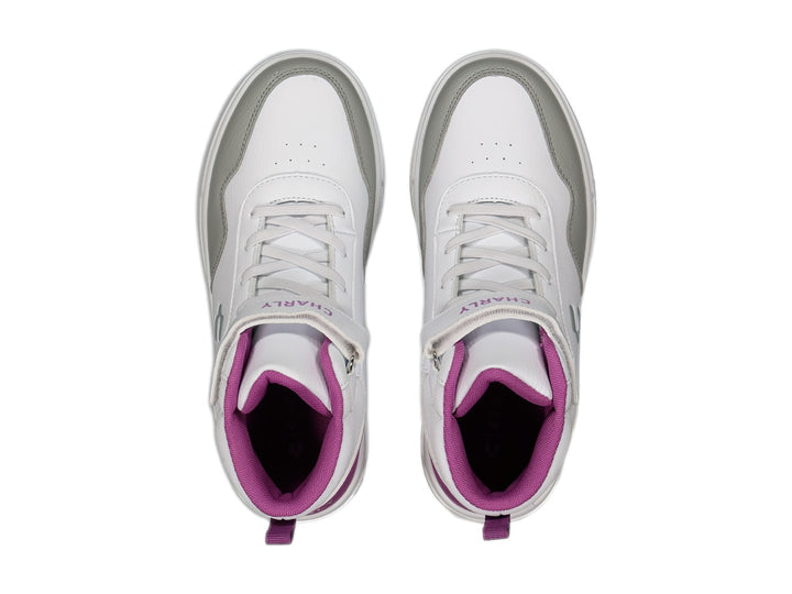 Tenis deportivos Charly de cuello medio en color blanco con detalles en morado y gris, cierre de agujetas y correa superior.