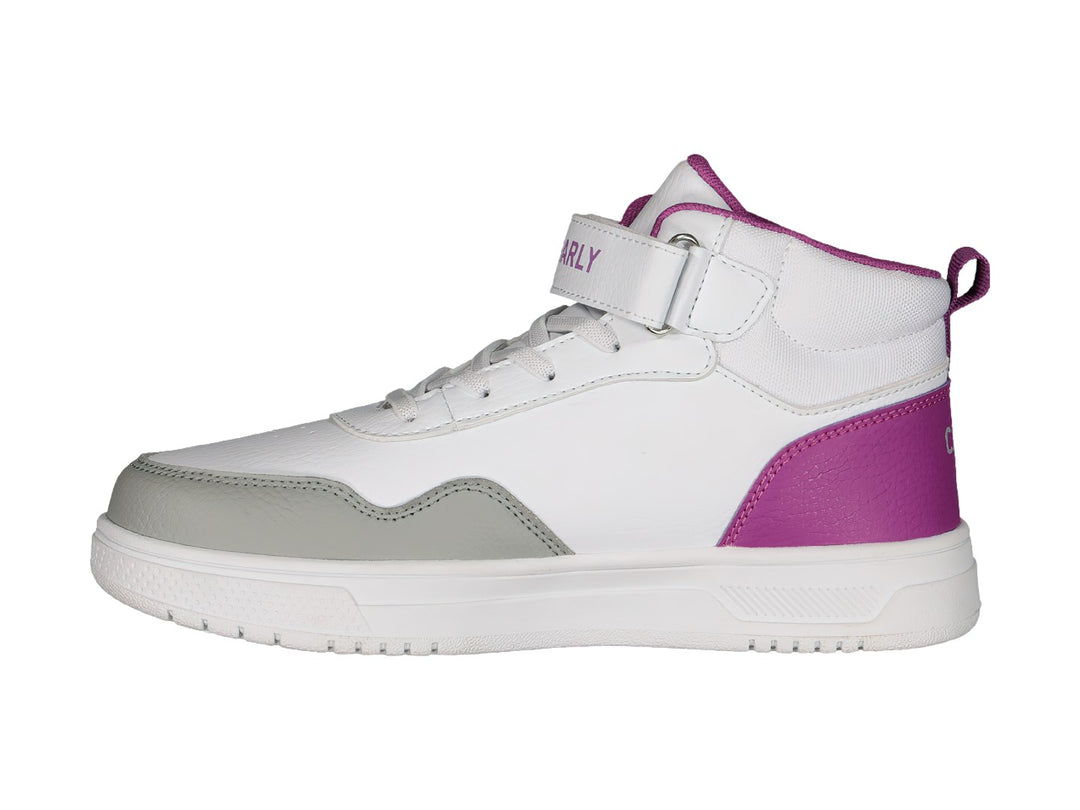 Tenis deportivos Charly de cuello medio en color blanco con detalles en morado y gris, cierre de agujetas y correa superior.