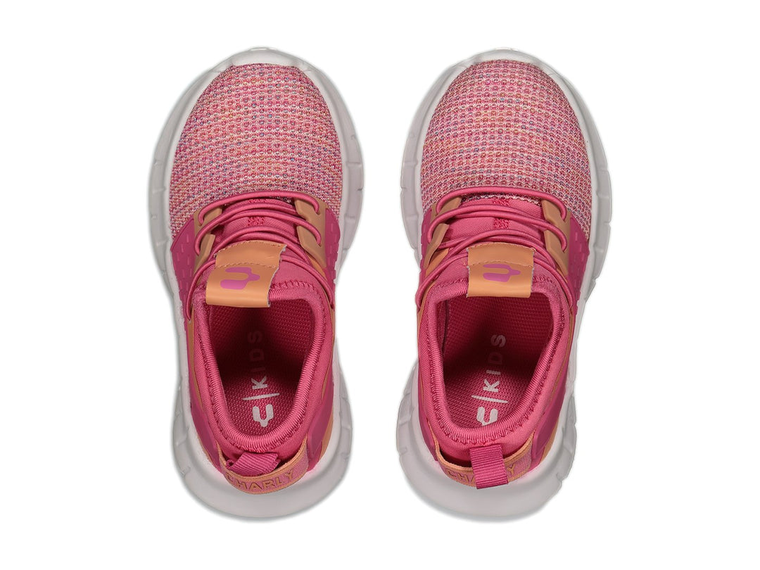 Tenis deportivos Charly color fiusha con detalles en naranja y suela blanca gruesa.