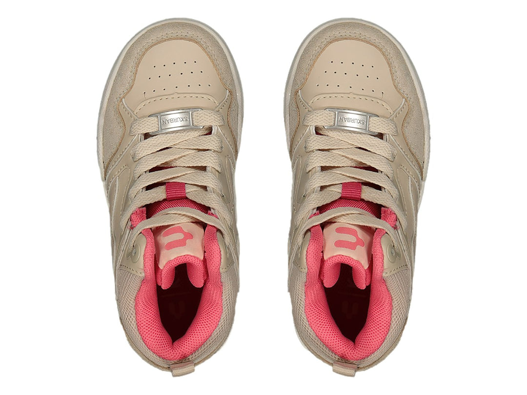 Tenis deportivos Charly color beige con interior rosa y cámara de aire en el talón.