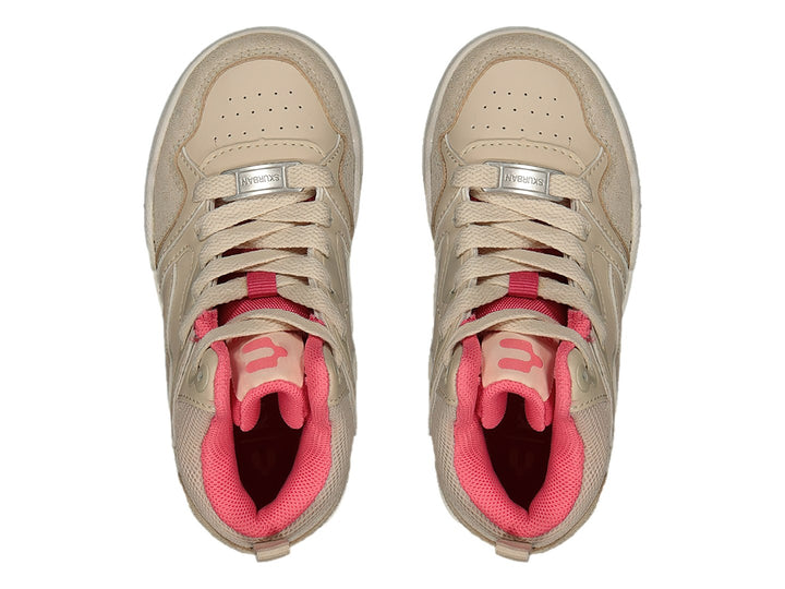 Tenis deportivos Charly color beige con interior rosa y cámara de aire en el talón.