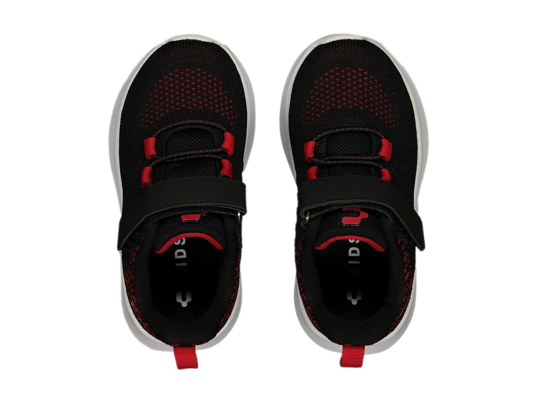 Tenis deportivos Charly color negro con detalles en rojo y suela blanca, cierre de velcro.