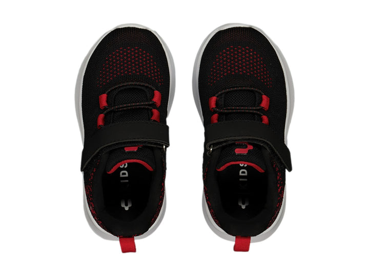 Tenis deportivos Charly color negro con detalles en rojo y suela blanca, cierre de velcro.