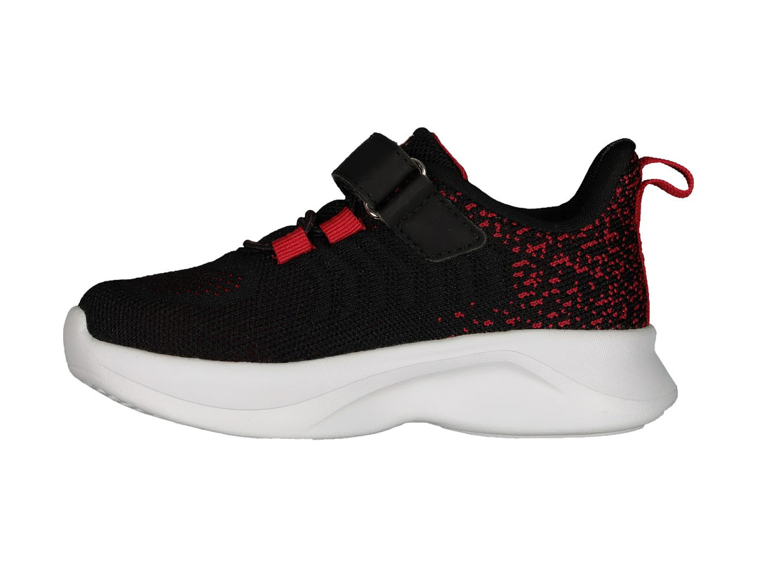 Tenis deportivos Charly color negro con detalles en rojo y suela blanca, cierre de velcro.