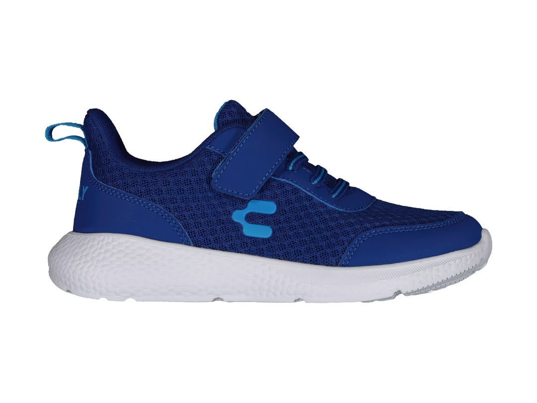 Tenis deportivos Charly en color azul con suela blanca y correa de velcro.