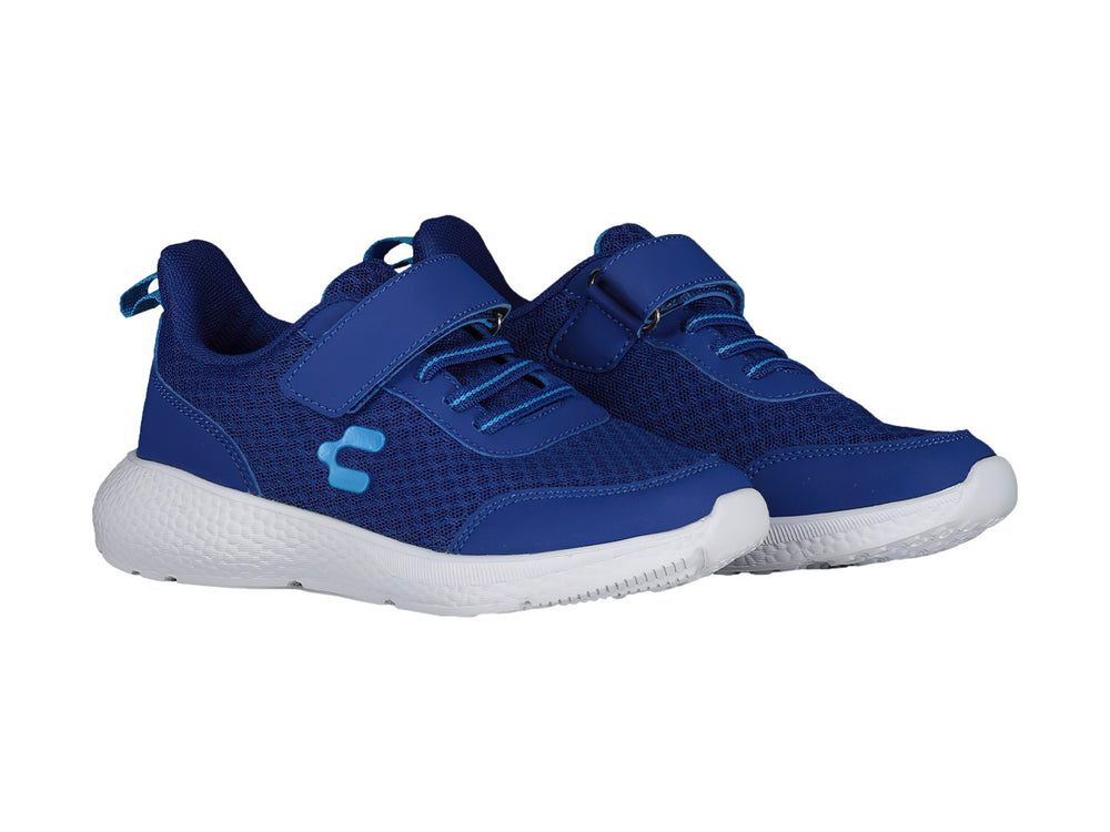 Tenis deportivos Charly en color azul con suela blanca y correa de velcro.