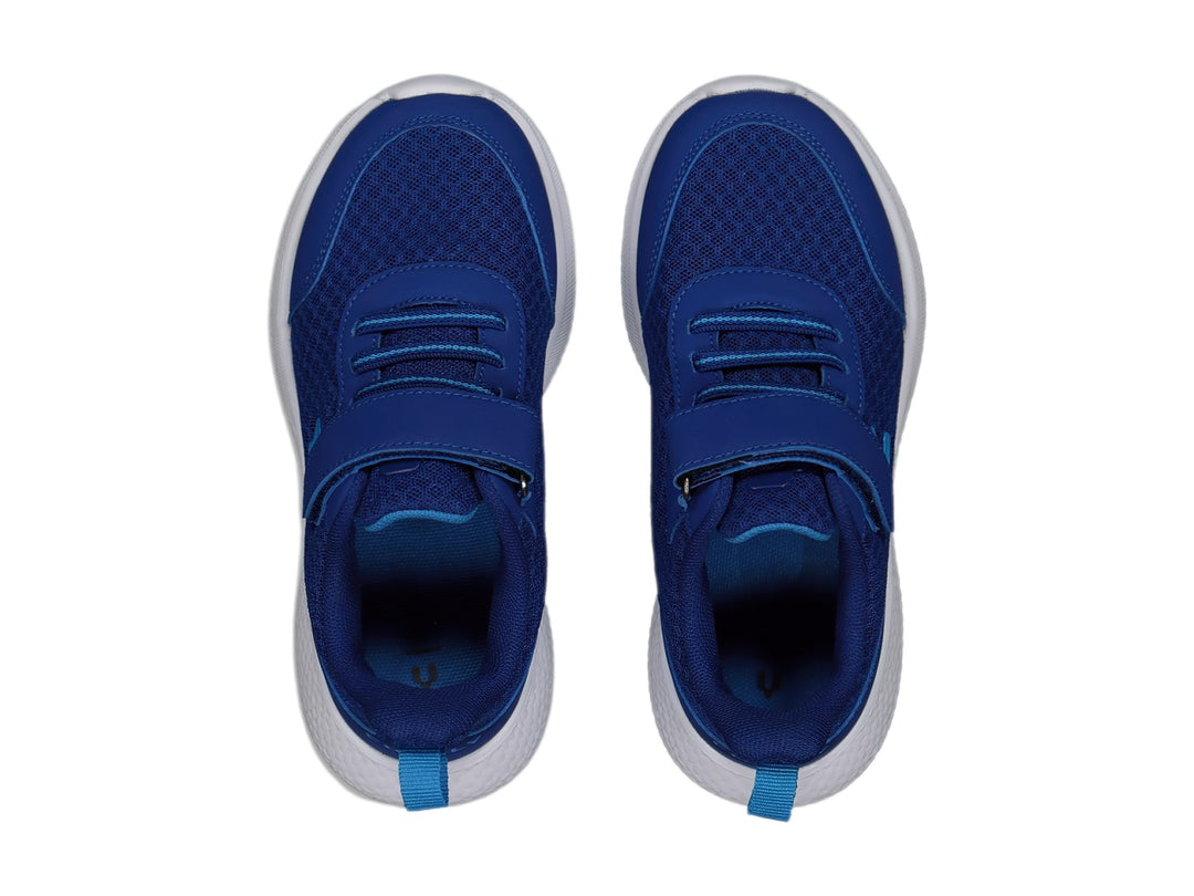 Tenis deportivos Charly en color azul con suela blanca y correa de velcro.