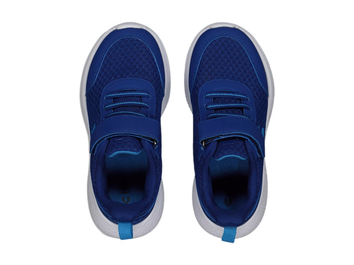 Tenis deportivos Charly en color azul con suela blanca y correa de velcro.