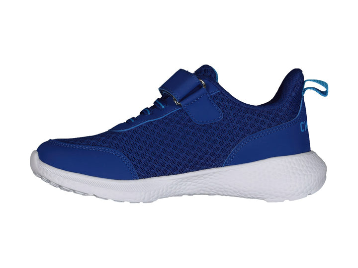 Tenis deportivos Charly en color azul con suela blanca y correa de velcro.