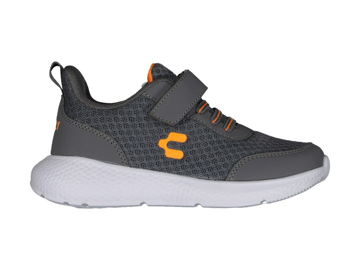 Tenis deportivos Charly color gris con suela blanca y detalles en naranja.