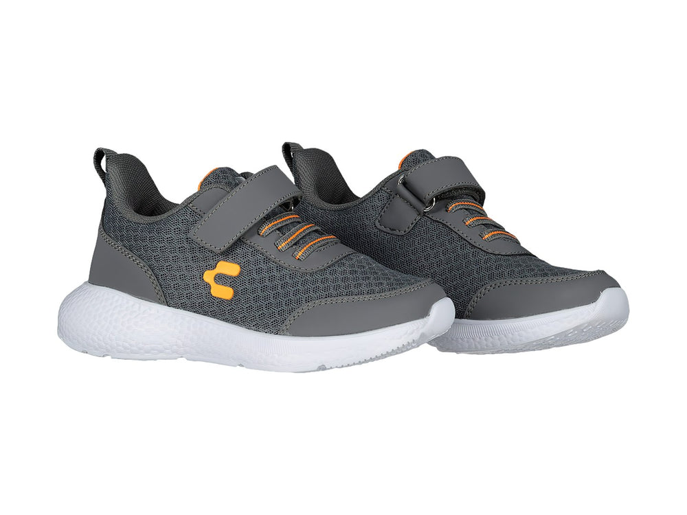 Tenis deportivos Charly color gris con suela blanca y detalles en naranja.