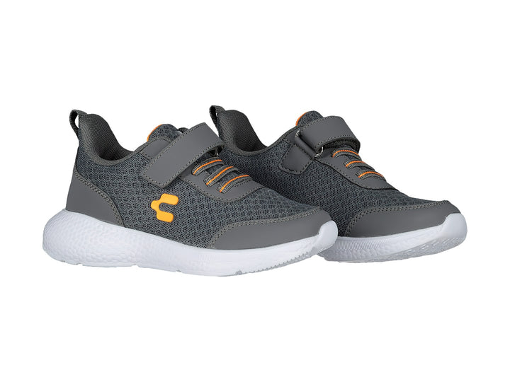 Tenis deportivos Charly color gris con suela blanca y detalles en naranja.