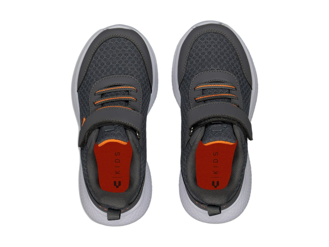 Tenis deportivos Charly color gris con suela blanca y detalles en naranja.