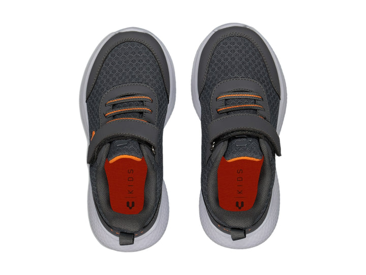 Tenis deportivos Charly color gris con suela blanca y detalles en naranja.