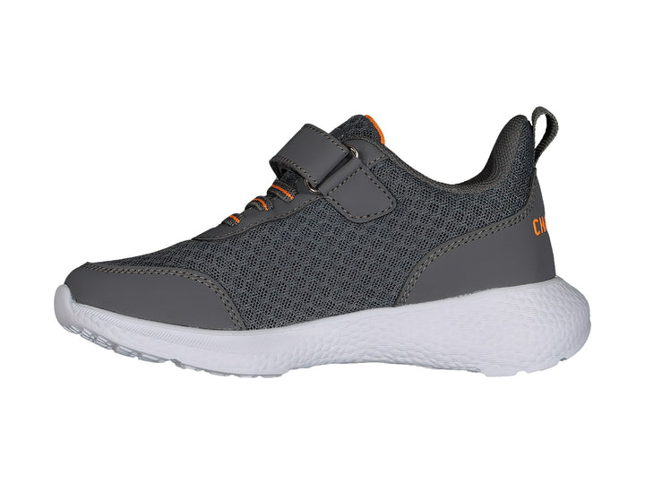Tenis deportivos Charly color gris con suela blanca y detalles en naranja.
