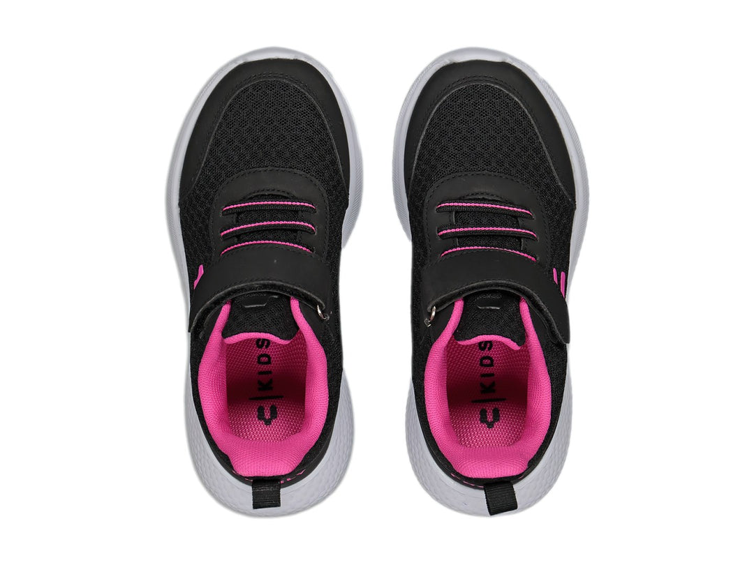 Tenis deportivos Charly color negro con suela blanca y detalles en rosa, cierre de velcro.