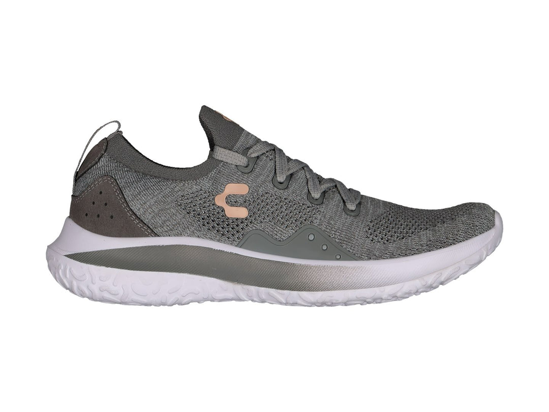 Tenis deportivos Charly en color gris con detalles en rosa y suela blanca.