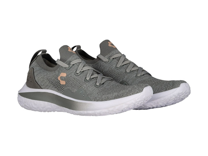 Tenis deportivos Charly en color gris con detalles en rosa y suela blanca.