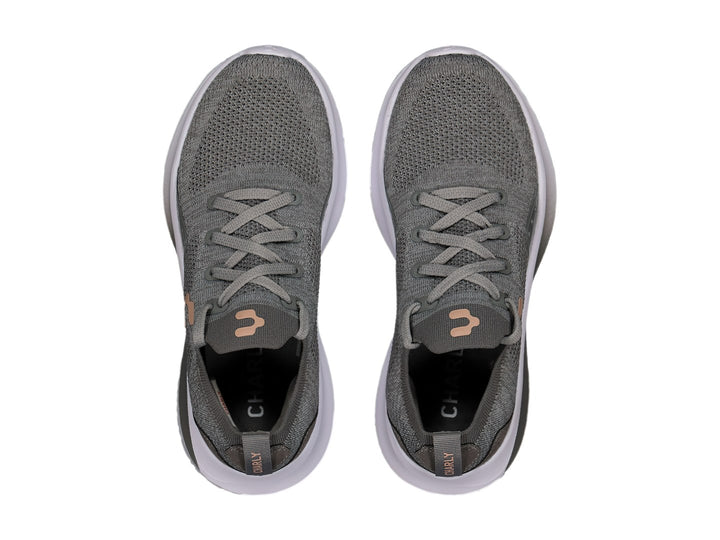 Tenis deportivos Charly en color gris con detalles en rosa y suela blanca.