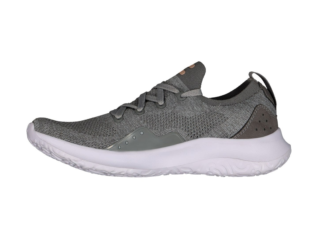 Tenis deportivos Charly en color gris con detalles en rosa y suela blanca.