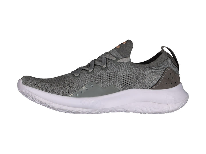 Tenis deportivos Charly en color gris con detalles en rosa y suela blanca.