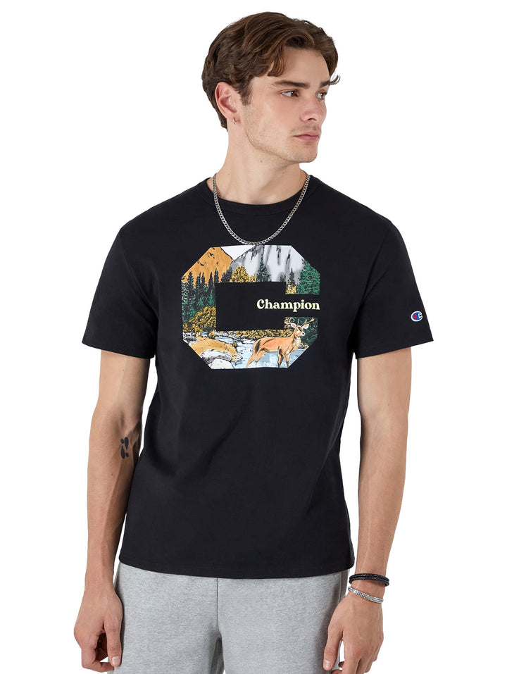 Camiseta negra de manga corta Champion con estampado frontal de paisaje natural y ciervos.