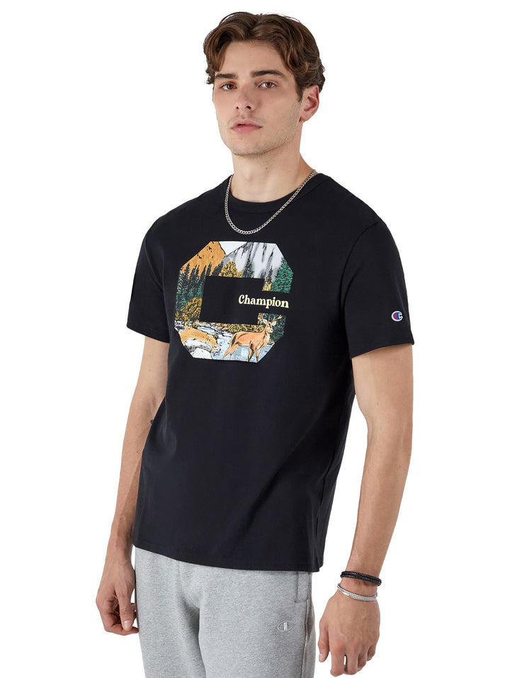 Camiseta negra de manga corta Champion con estampado frontal de paisaje natural y ciervos.