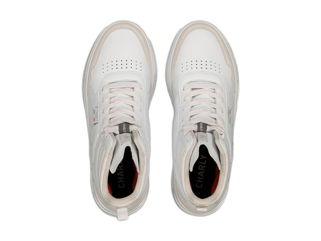 Tenis tipo botín marca Charly en color blanco con detalles beige y suela blanca.