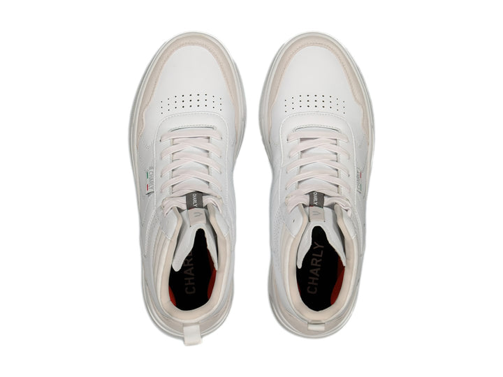 Tenis tipo botín marca Charly en color blanco con detalles beige y suela blanca.