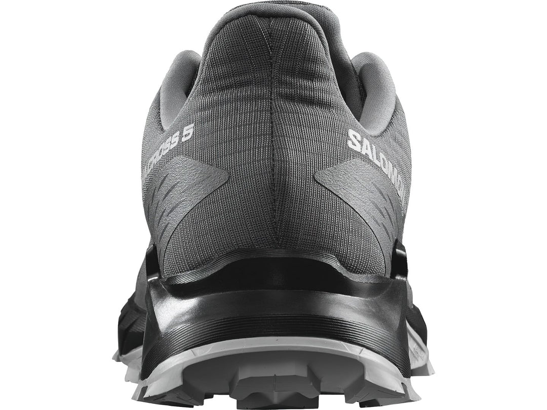 Tenis deportivos Salomon Alphacross 5 en color gris y negro con suela diseñada para terreno irregular.