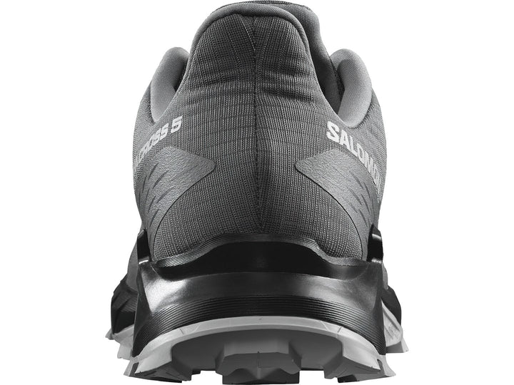 Tenis deportivos Salomon Alphacross 5 en color gris y negro con suela diseñada para terreno irregular.