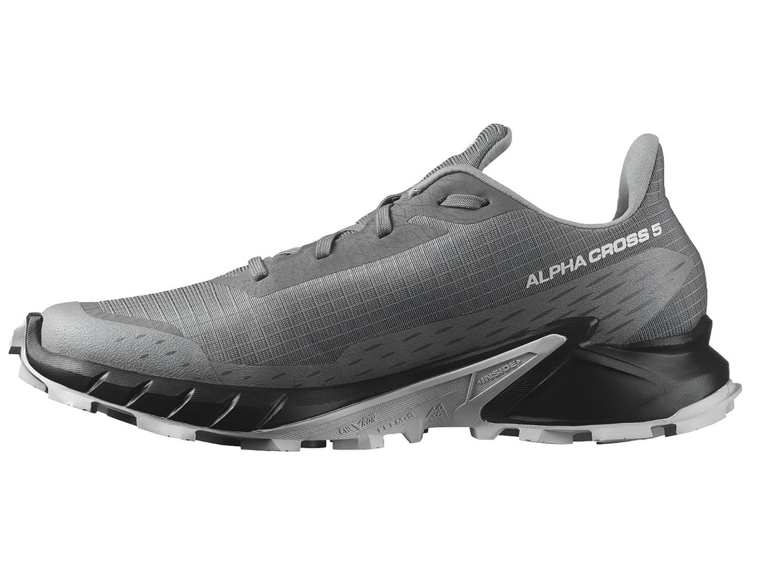 Tenis deportivos Salomon Alphacross 5 en color gris y negro con suela diseñada para terreno irregular.