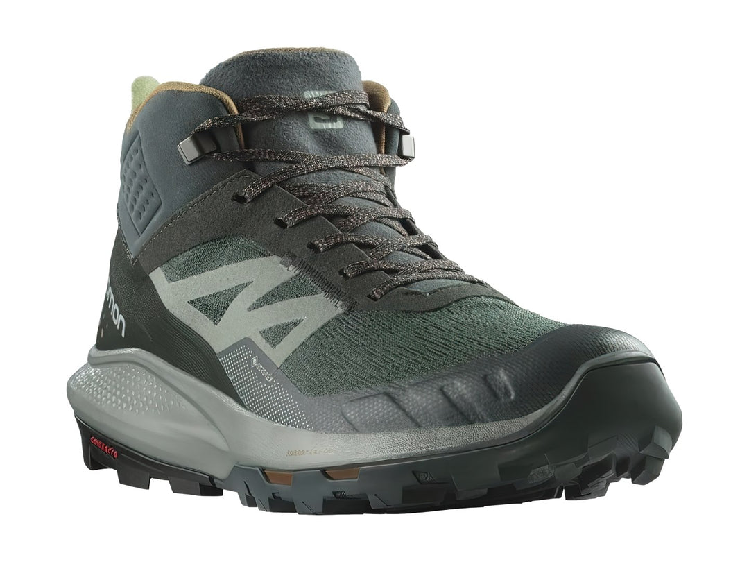 Botín deportivo Salomon Outpulse Mid GTX en color gris oscuro con detalles en beige y suela robusta.