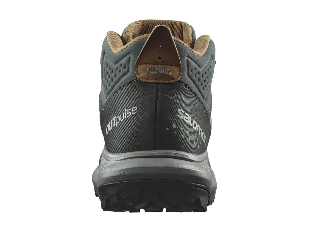 Botín deportivo Salomon Outpulse Mid GTX en color gris oscuro con detalles en beige y suela robusta.