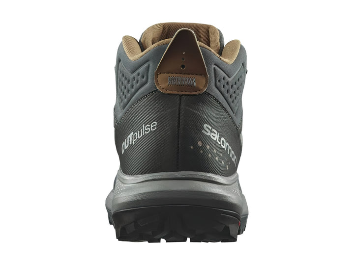 Botín deportivo Salomon Outpulse Mid GTX en color gris oscuro con detalles en beige y suela robusta.