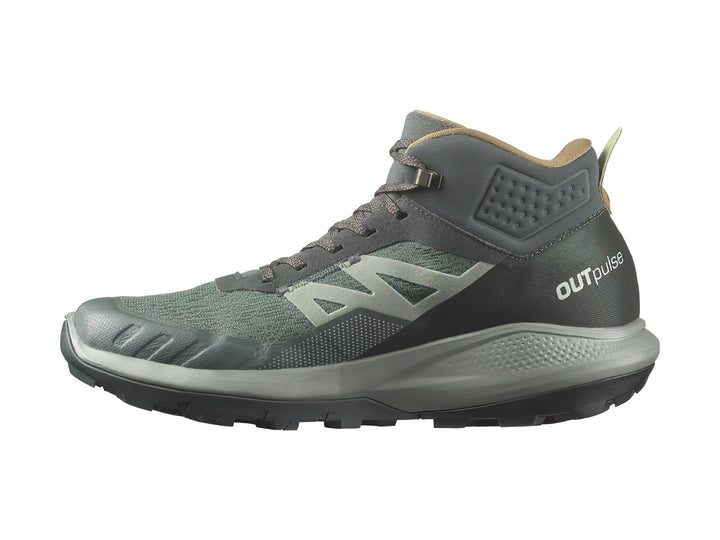 Botín deportivo Salomon Outpulse Mid GTX en color gris oscuro con detalles en beige y suela robusta.