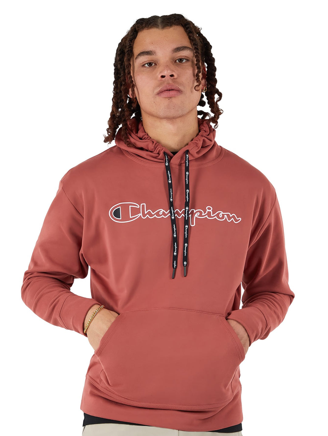 Hombre vistiendo una sudadera con capucha color rojo arena de la marca Champion con logotipo blanco frontal.