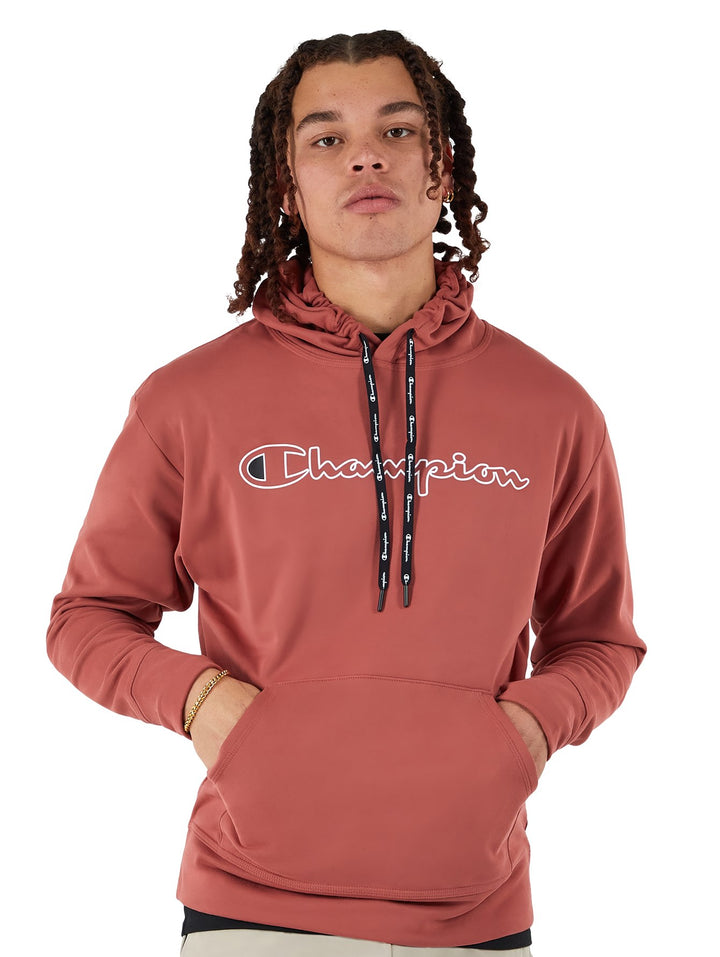 Hombre vistiendo una sudadera con capucha color rojo arena de la marca Champion con logotipo blanco frontal.