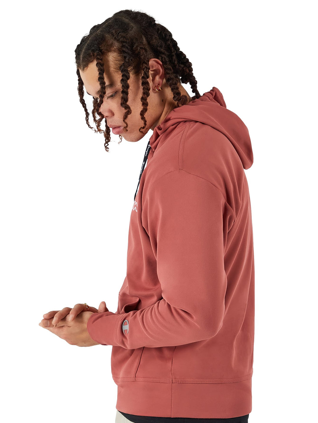 Hombre vistiendo una sudadera con capucha color rojo arena de la marca Champion con logotipo blanco frontal.