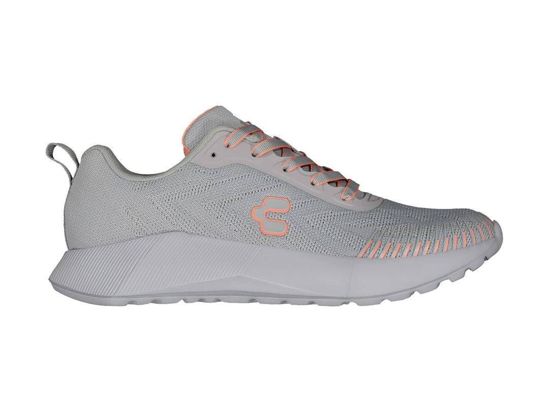 Tenis deportivos Charly color gris con detalles en coral y suela gris.