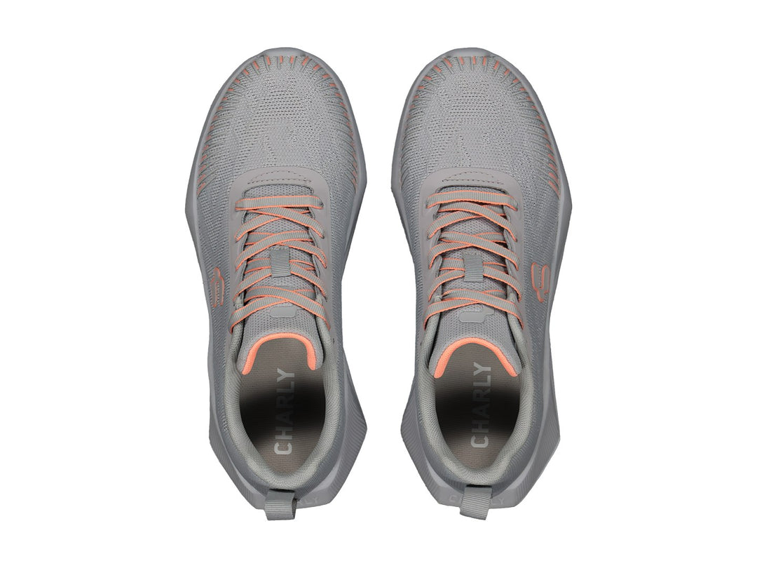 Tenis deportivos Charly color gris con detalles en coral y suela gris.