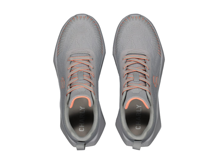 Tenis deportivos Charly color gris con detalles en coral y suela gris.
