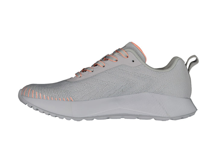 Tenis deportivos Charly color gris con detalles en coral y suela gris.