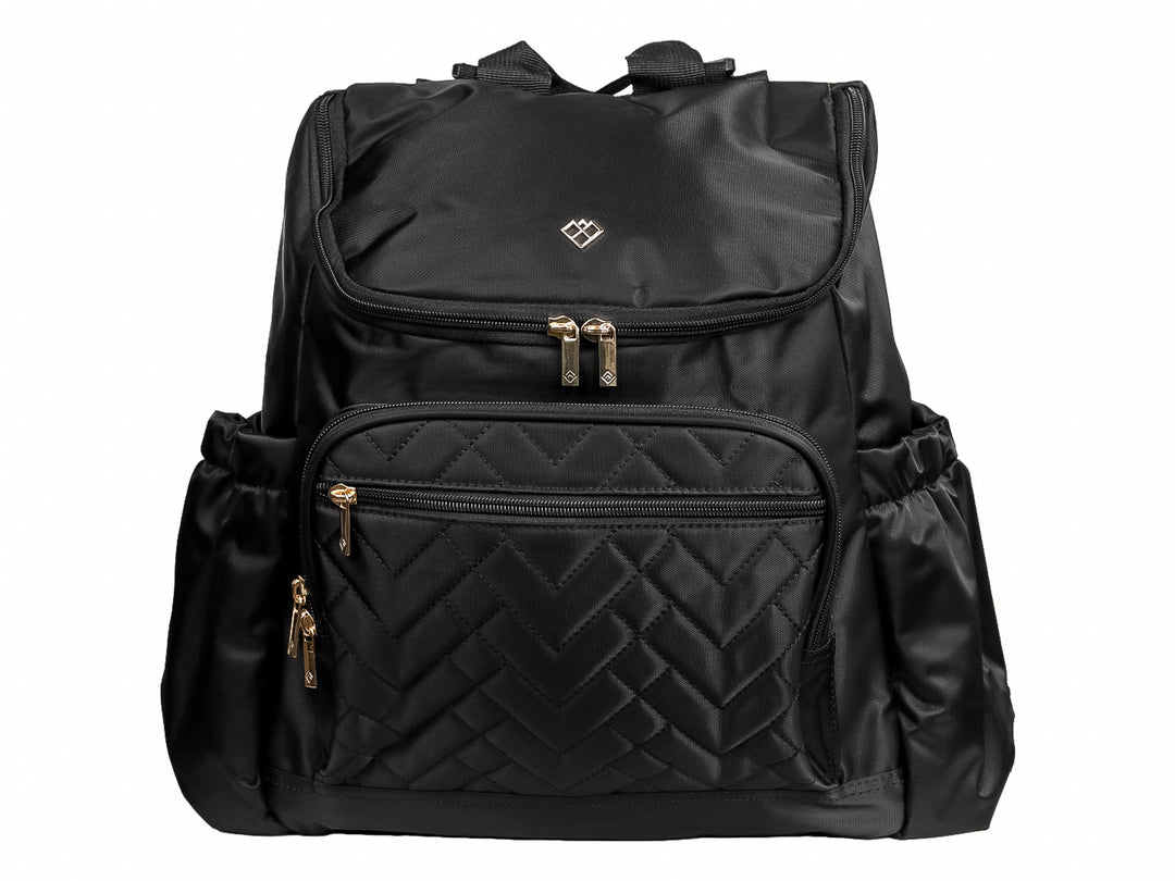 Mochila color negro con detalles acolchados en el frente y cierres metálicos en tono dorado.