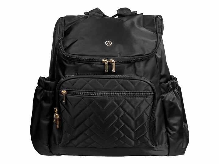 Mochila color negro con detalles acolchados en el frente y cierres metálicos en tono dorado.
