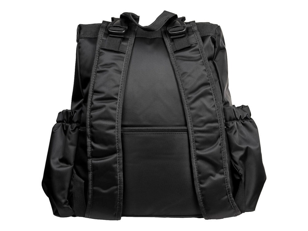 Mochila color negro con detalles acolchados en el frente y cierres metálicos en tono dorado.